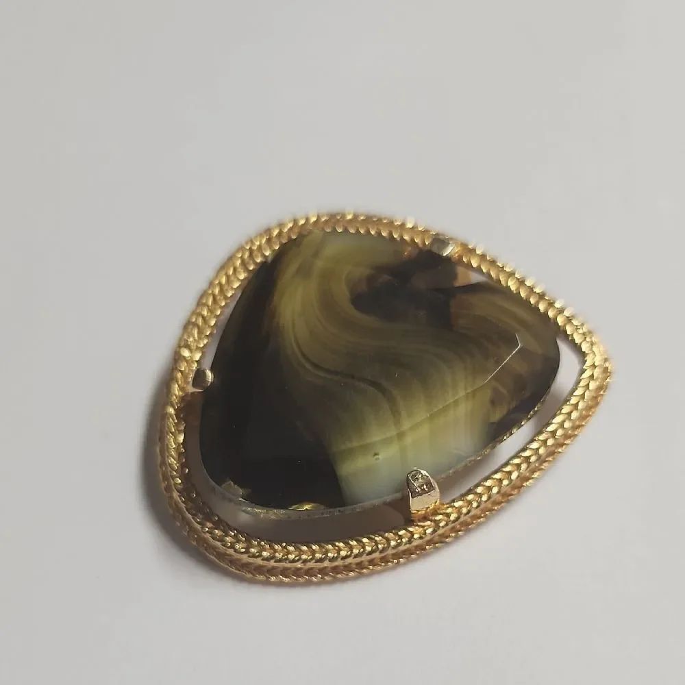 Elegant Vintage Sphinx Glass Simulated Agate Gold Tone Brooch